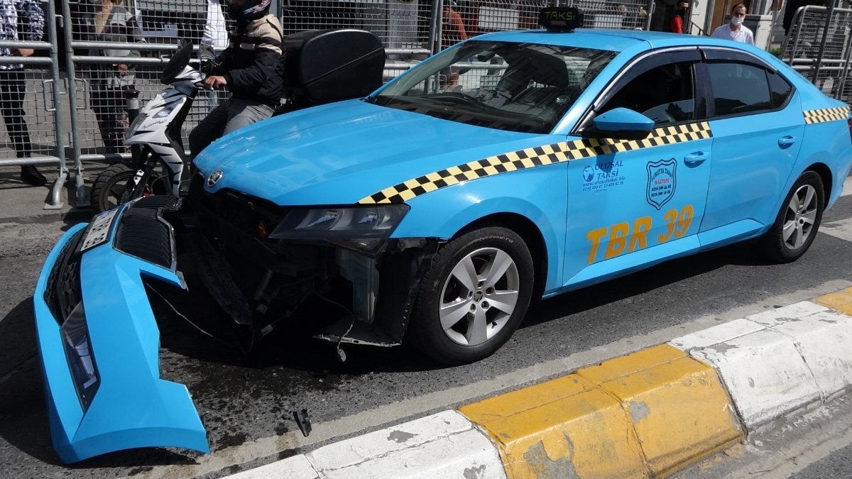 Taksim'de polisin bağladığı taksi çekiciden düştü