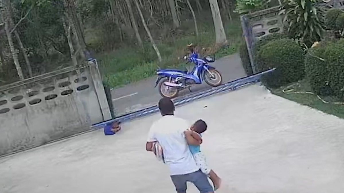 Tayland'da küçük kızın üzerine demir kapı düştü