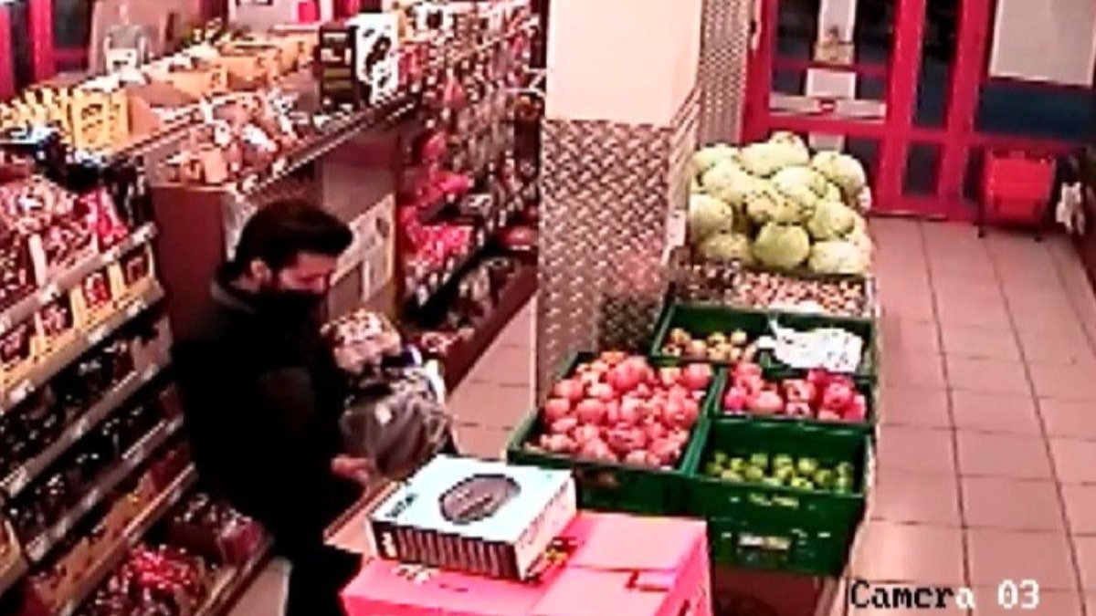 Osmaniye'de marketten tost makinesi çalan hırsız kamerada