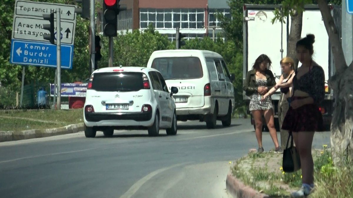 Sokağa çıkma kısıtlamasına rağmen cadde üzerinde bekleyen kadınlar, kaldırı...