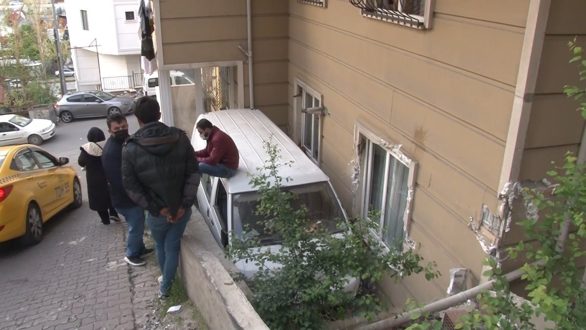 Maltepe’de minibüs apartman bahçesine uçtu