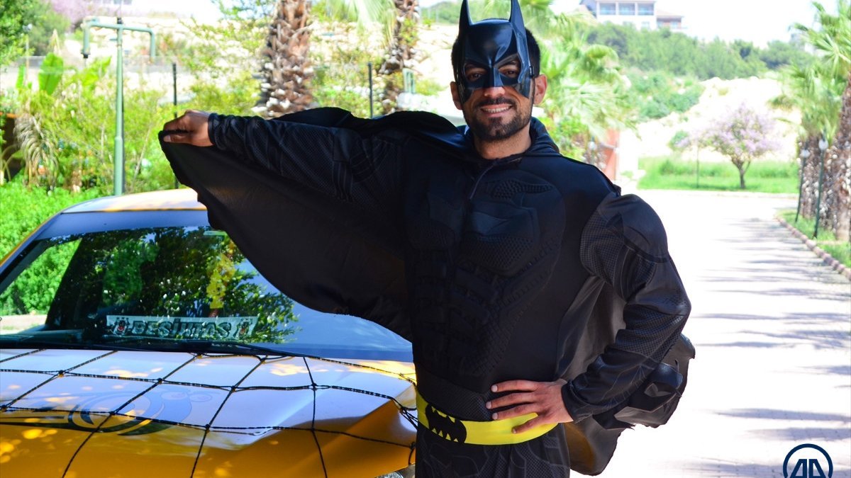 Mersin'de bir taksici Batman kostümüyle hizmet veriyor