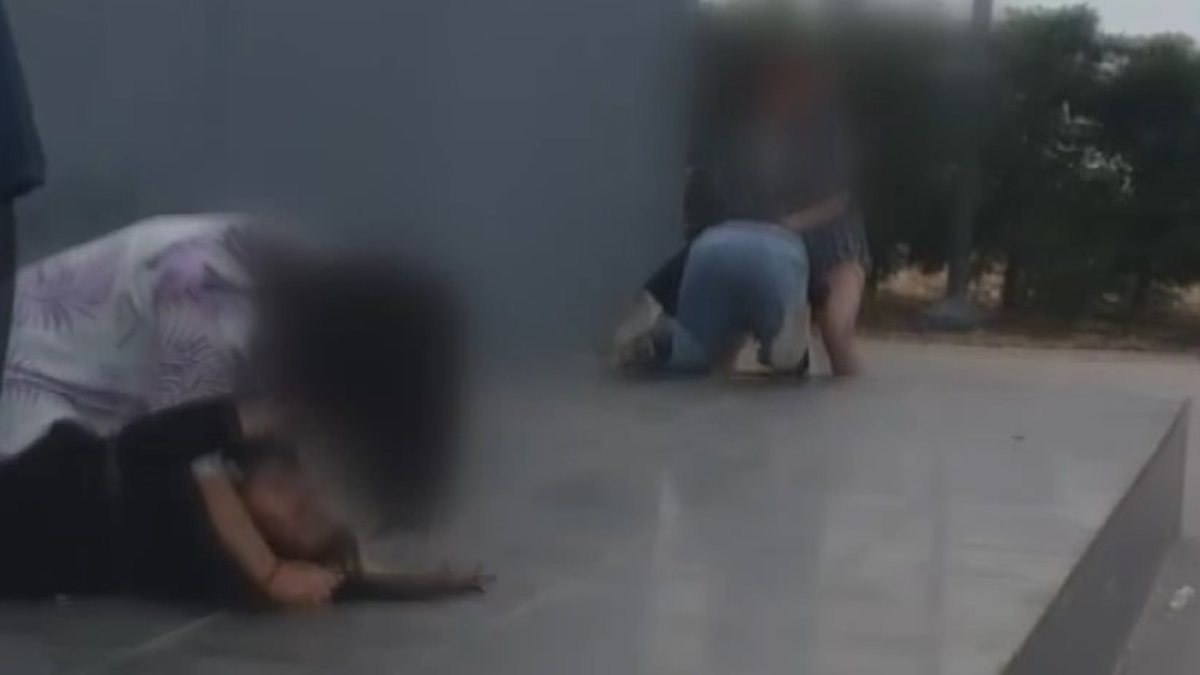 İzmir'de 2 kızı feci şekilde dövdüler