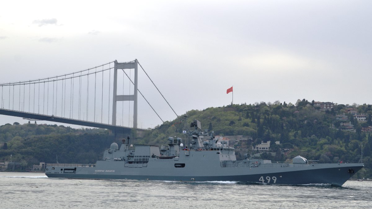 İstanbul Boğazı'ndan Rus savaş gemisi geçti