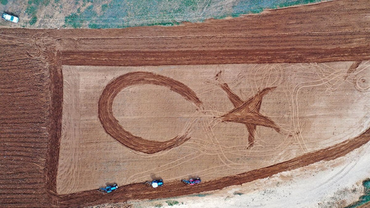 Antalya'da traktörle ay yıldız simgesi oluşturuldu
