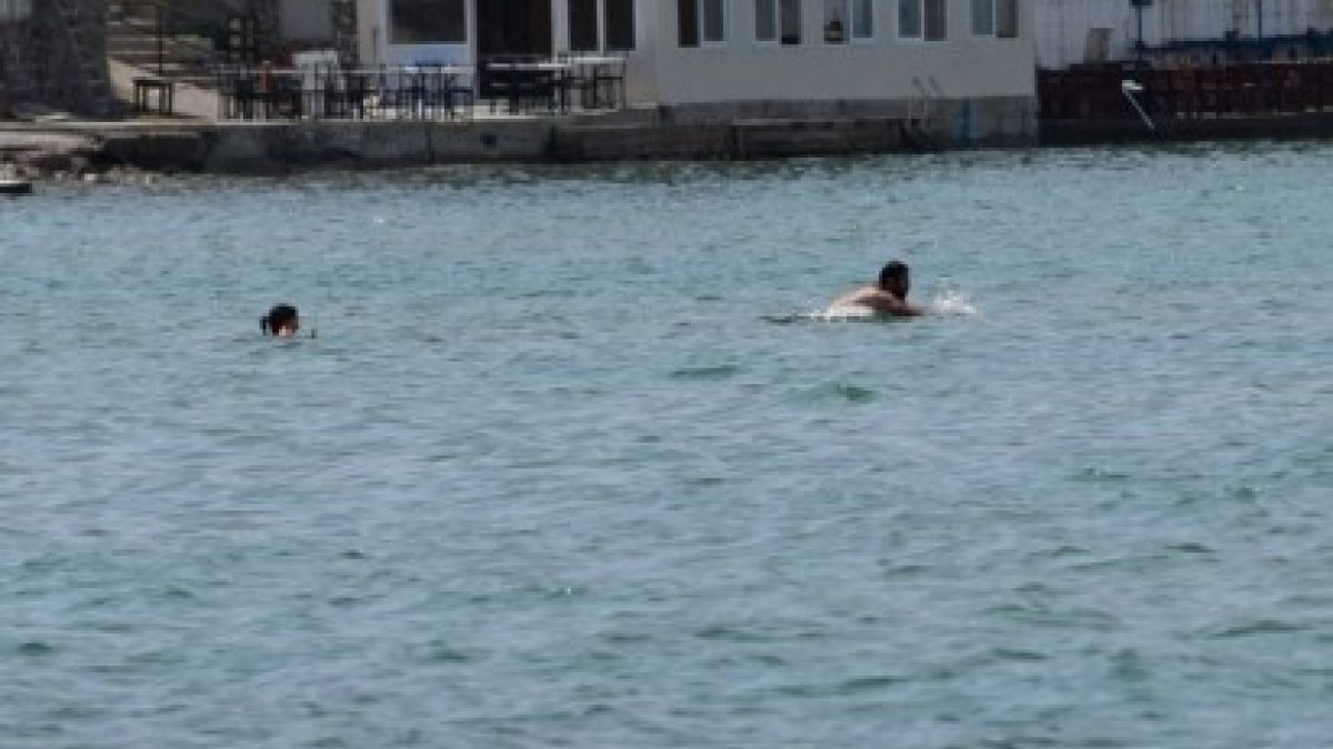 İzmir'de bazı vatandaşlar tenha yerlerde gizli gizli denize girdi