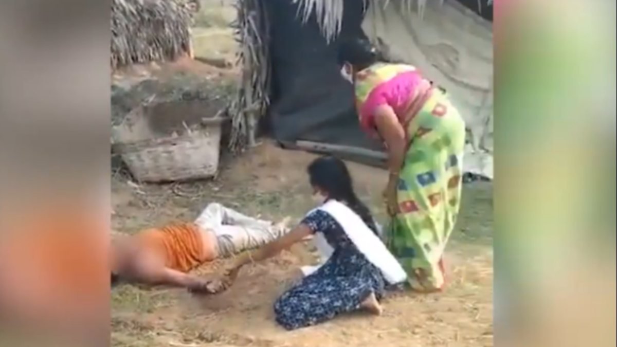 Hindistan’da genç kız koronavirüs olan babasına su içirmeye çalıştı