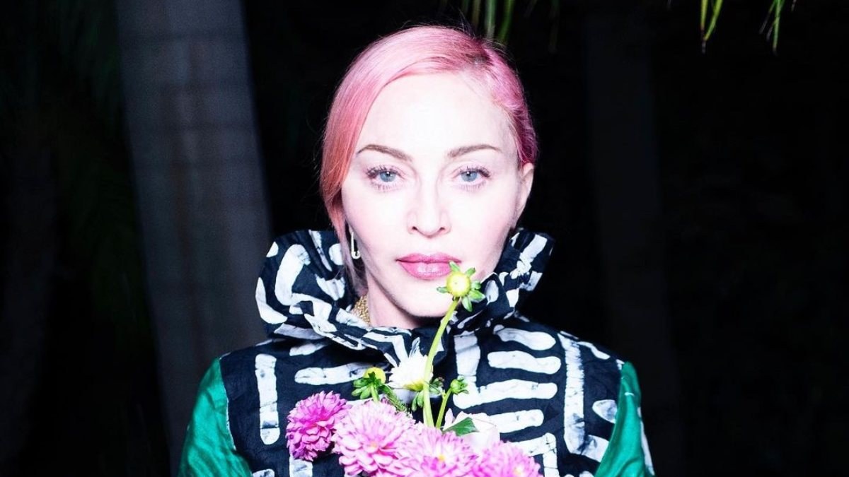Madonna, sevgilisi Ahlamalik Williams'la yürüyüşte