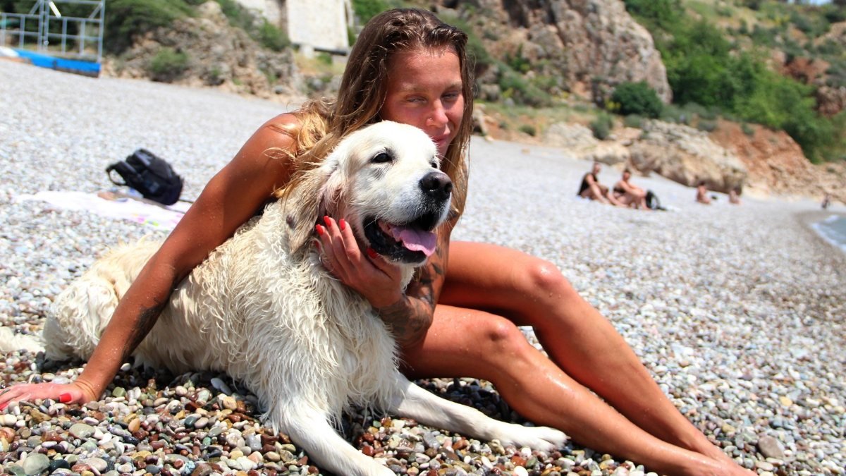 Konyaaltı sahili Rus turist ve köpeğine kaldı