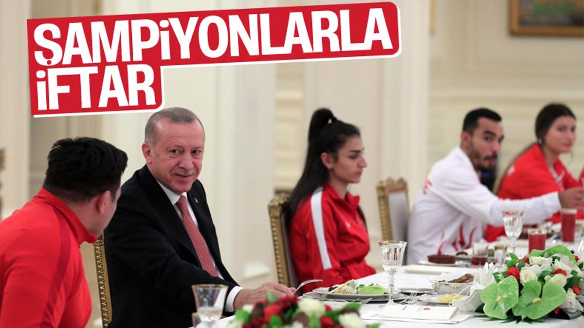 Cumhurbaşkanı Erdoğan milli sporcularla iftar yemeğinde bir araya geldi