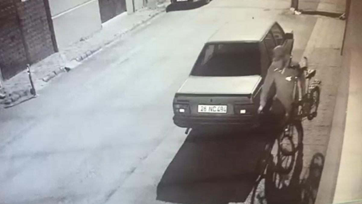 Eskişehir'deki bisiklet hırsızı, birini eliyle tutarken diğerini sürdü