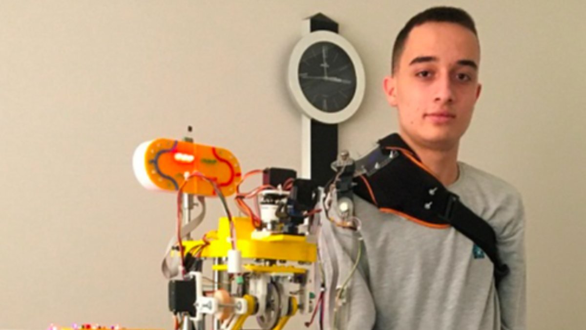 Lise öğrencisi, mobil robot kol projesiyle dünya birincisi oldu