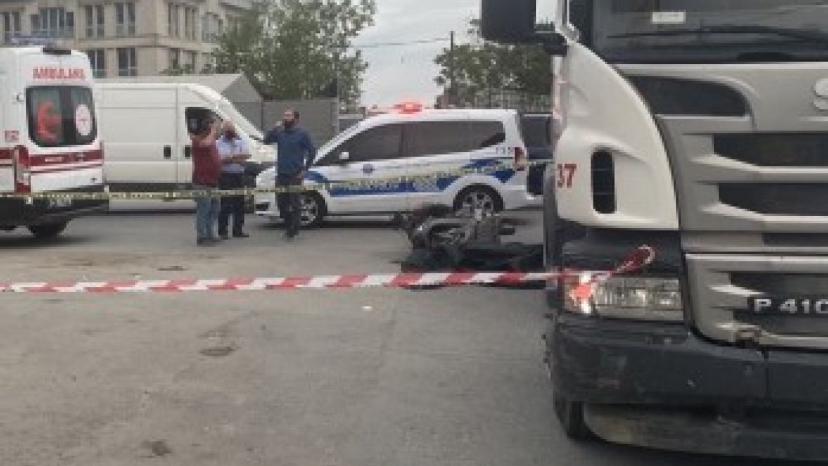 Ataşehir'de motosiklet sürücüsü beton mikserinin altında kaldı