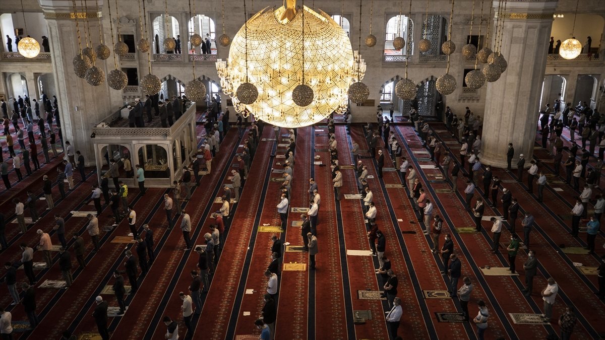 Ramazan ayının son cuma namazı koronavirüs tedbirleriyle kılındı
