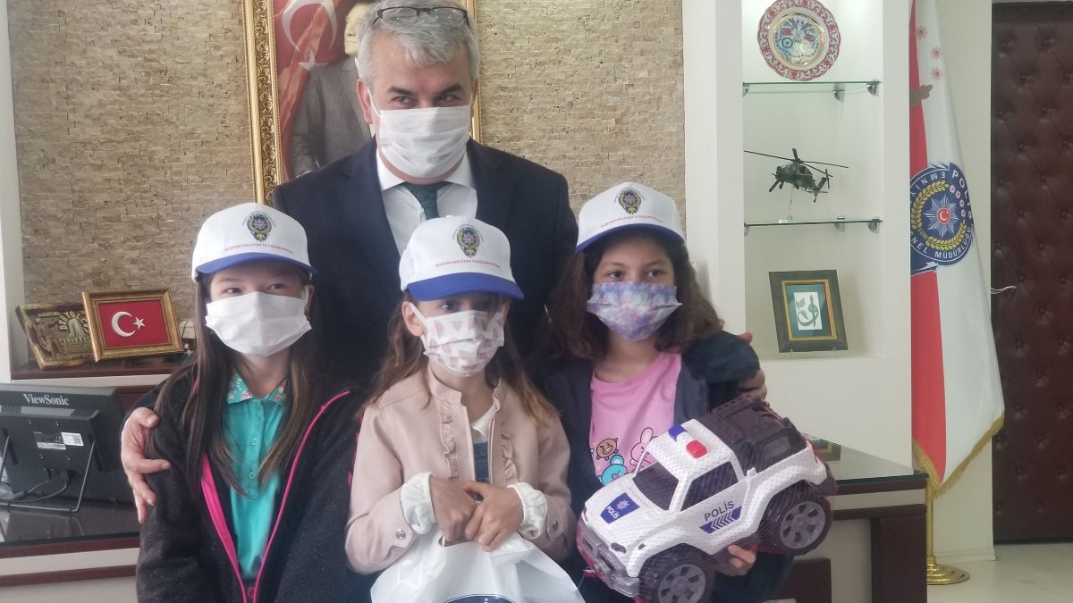 Sinop'ta polisten saklanan çocuklara sürpriz yapıldı