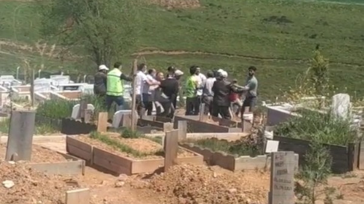 Başakşehir’deki mezarlıkta işçiler birbirine girdi