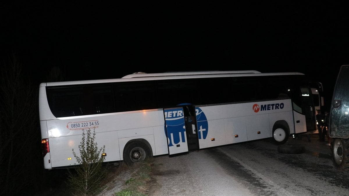 Sivas'ta yolu şaşıran şoförün kullandığı otobüs şarampolde asılı kaldı