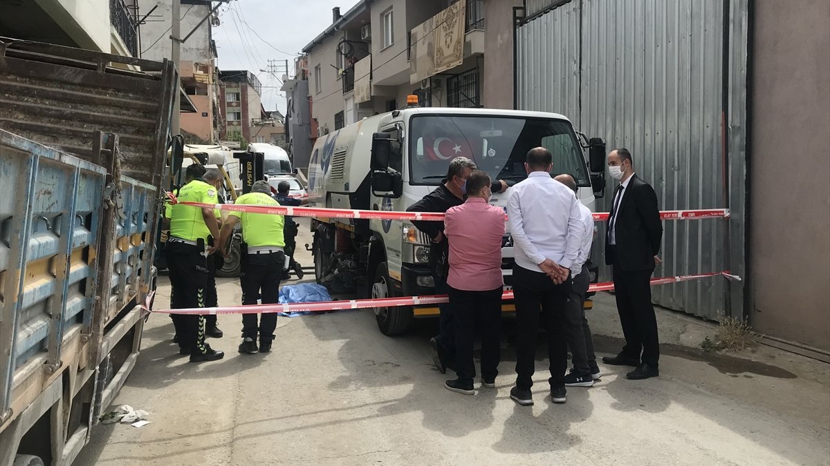 İzmir'de çöp kamyonunun altında kalan yaşlı adam öldü