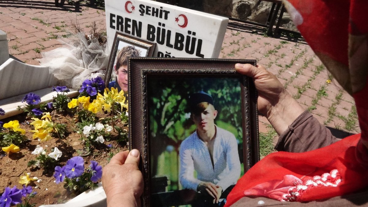 En buruk anneler günü: Şehit Eren Bülbül'ün annesi oğluna çiçek topladı