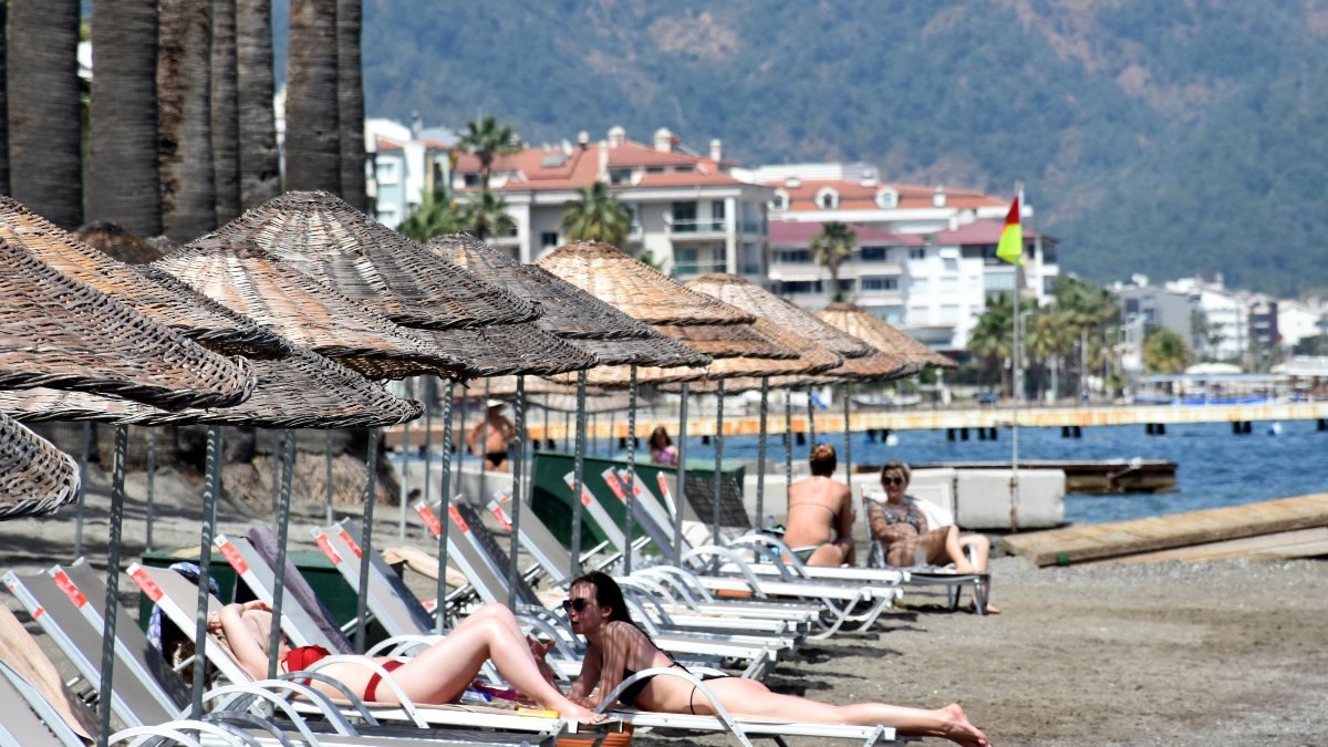 Marmaris'te turistler sıcak havanın keyfini çıkarıyor