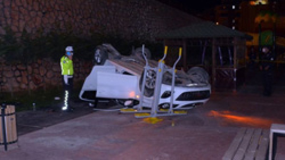 Tokat'ta otomobil, 10 metre yüksekten site bahçesine düştü