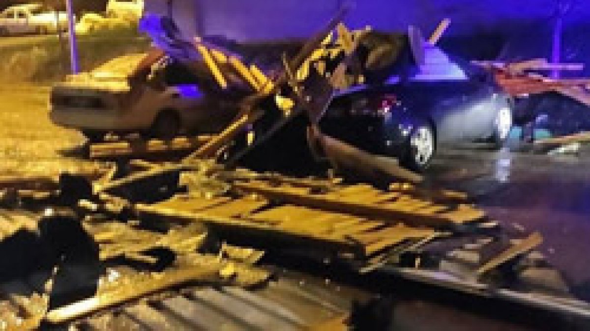 Yozgat'ta fırtına çatıları uçurdu, 20 otomobil hasar gördü