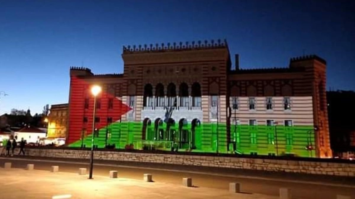 Bosna Hersek'in başkentinde tarihi binaya Filistin Bayrağı yansıtıldı