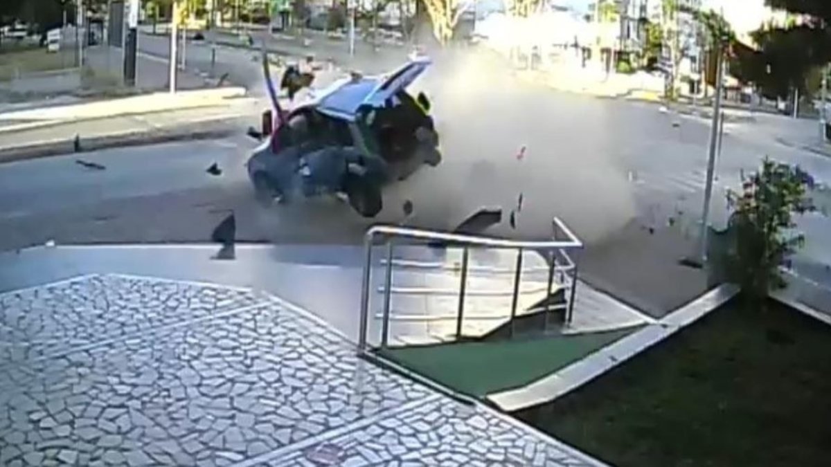 Antalya'da iki otomobilin çarpıştığı feci kaza kamerada