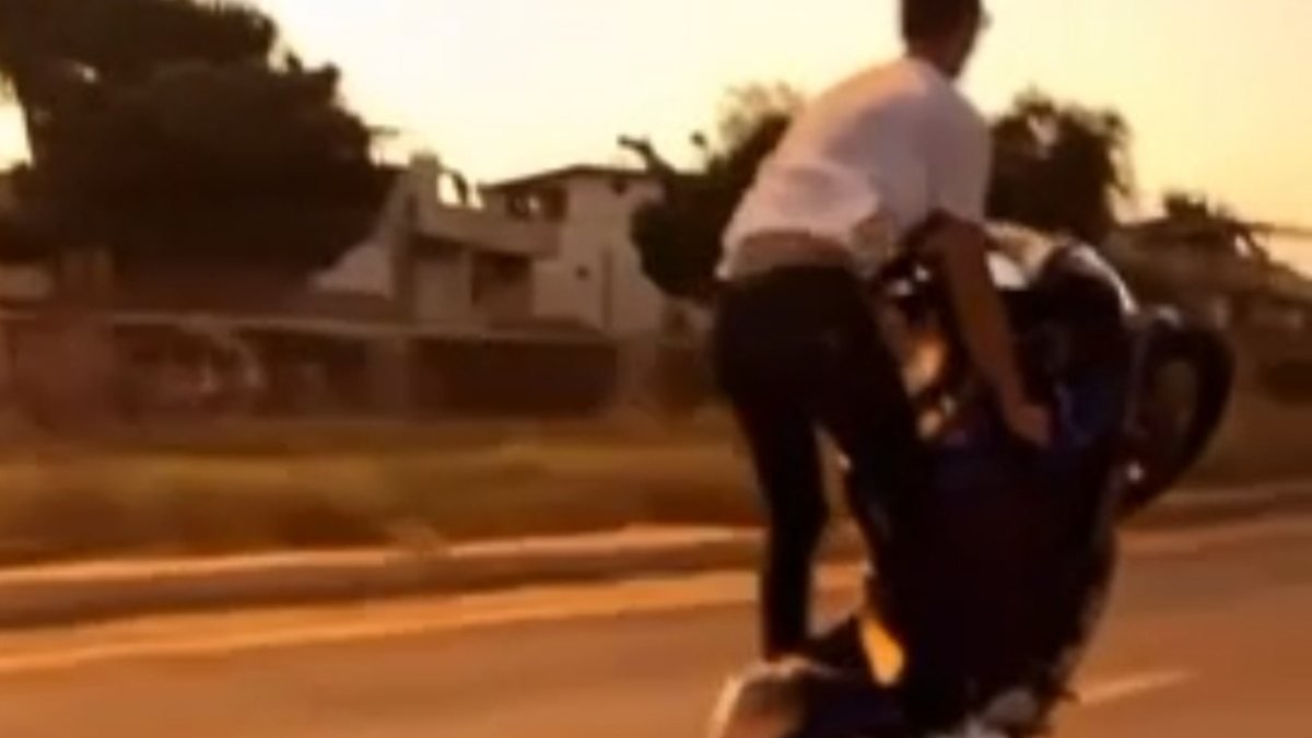 Kuşadası'nda motosikletli gençlerin tehlikeli anları