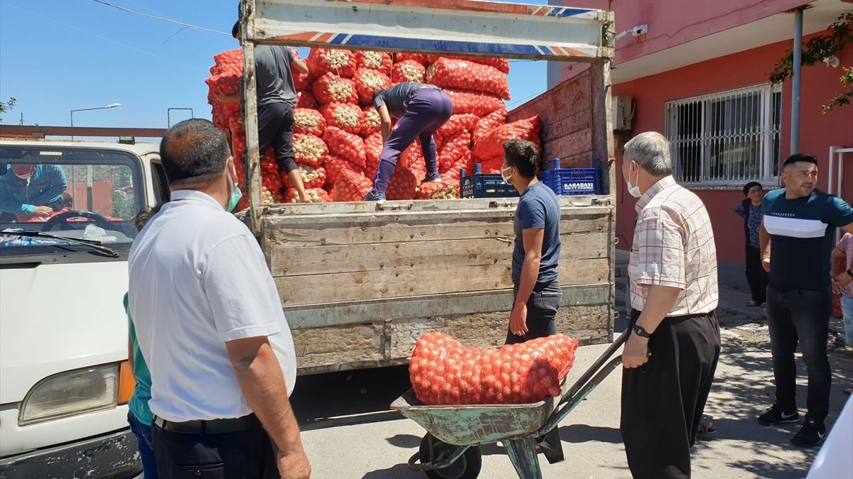 Osmaniyeli esnaf 100 ton patates ve soğan dağıttı