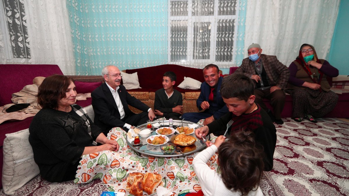 Kemal Kılıçdaroğlu, Ankara'da bir vatandaşın evinde iftar yaptı