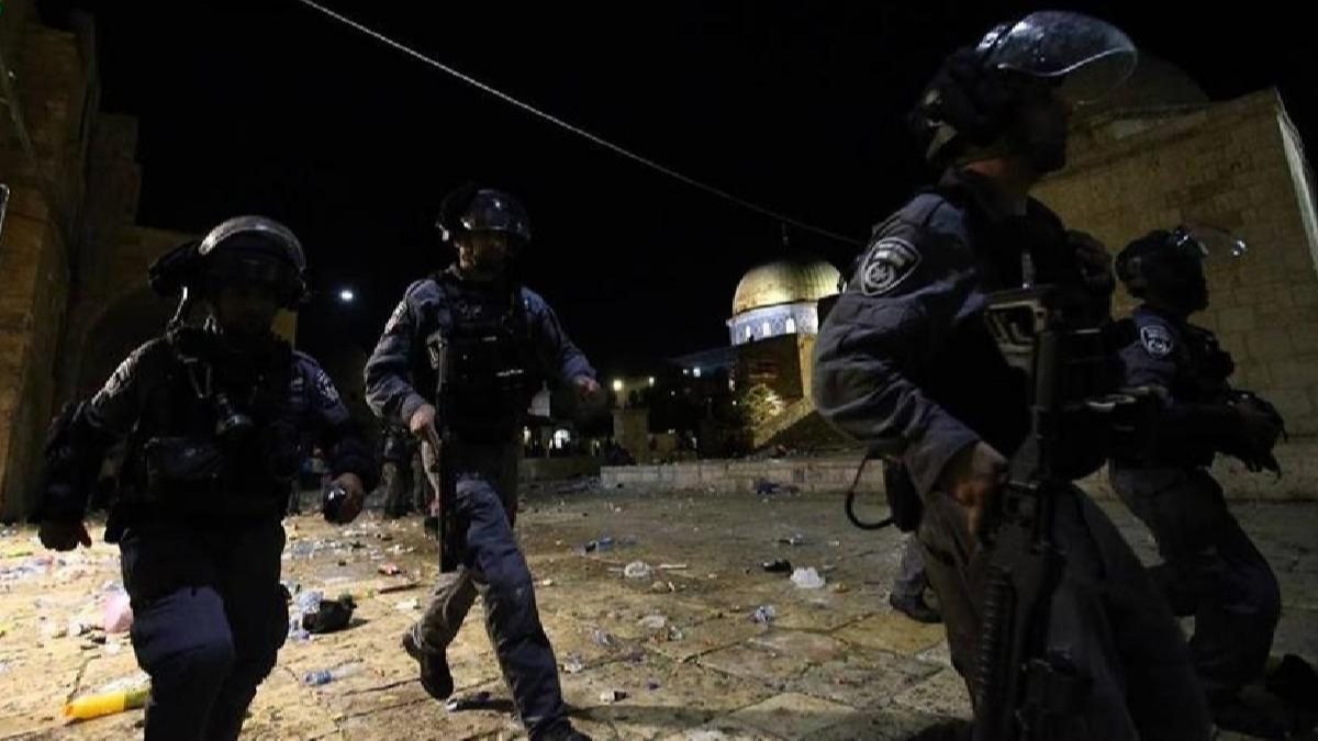 İsrail polisinden Filistinli gençlere pis su ile müdahale