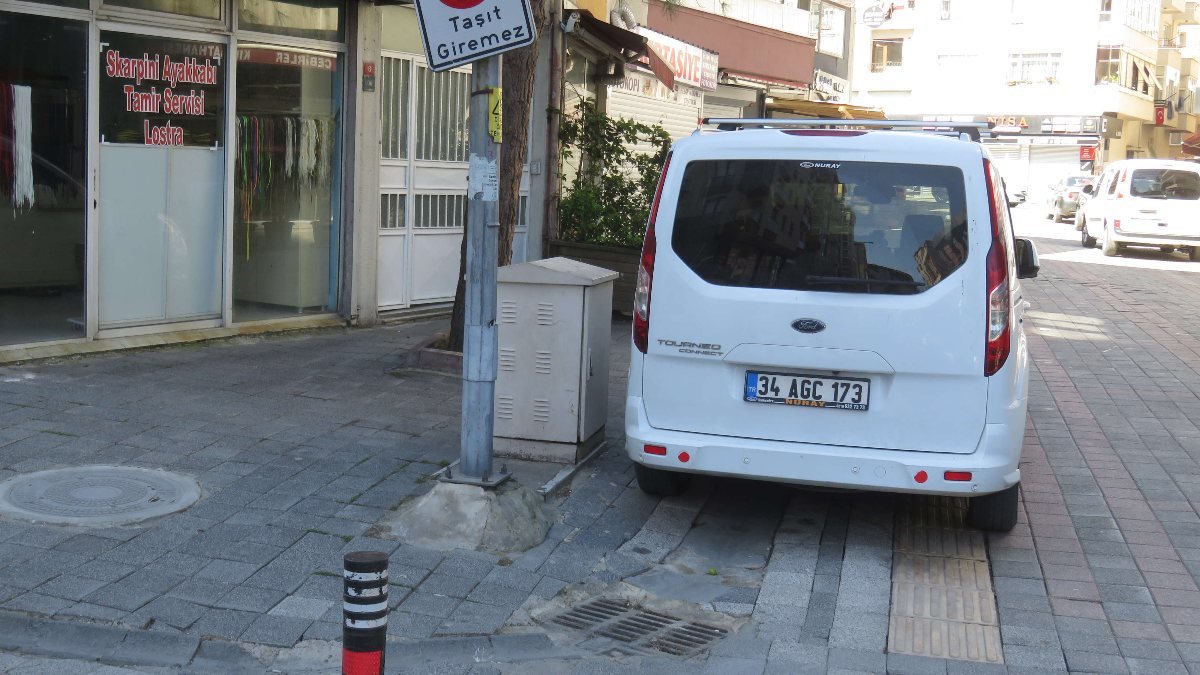 İstanbul'da yolları işgal edilen engelliler mağdur oluyor