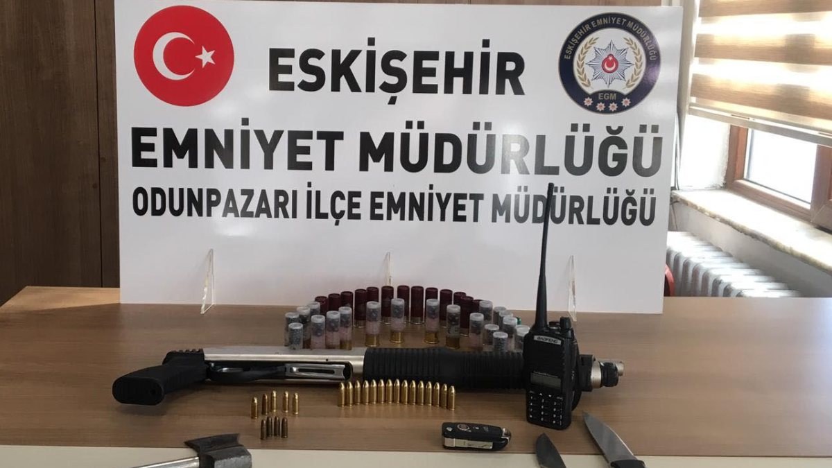 Eskişehir'de kısıtlamada tüfek, bıçak ve balta ile yakalanan şahıs gözaltına alındı