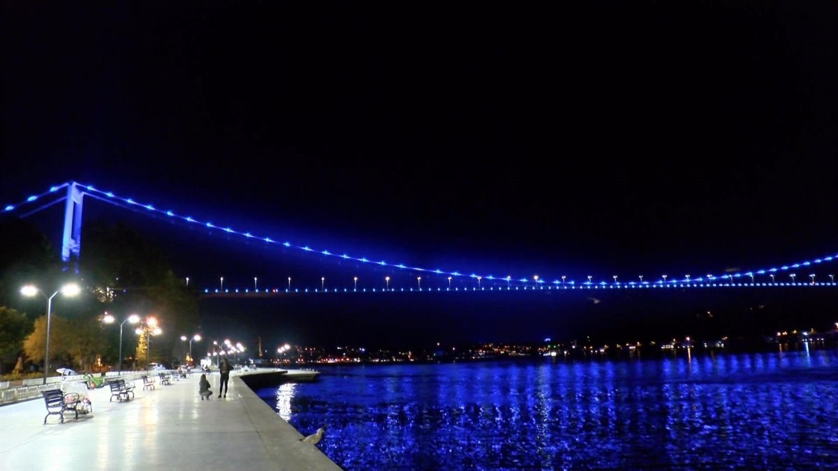 İstanbul'da köprüler mavi ışıkla aydınlatıldı