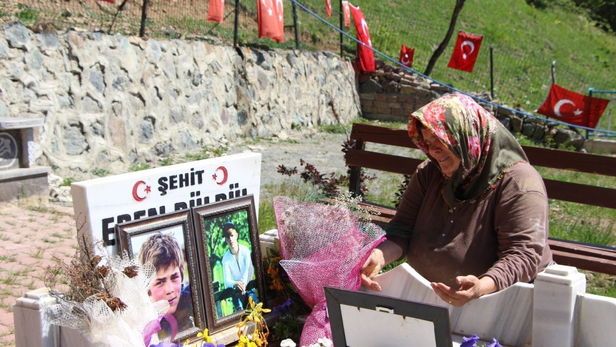 Eren Bülbül'ün annesi bayramı buruk geçiriyor: Evlatsız nasıl olur?