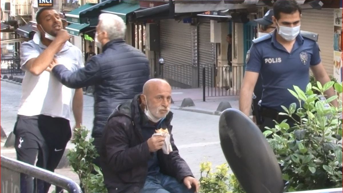 Taksim'de seyyar satıcı ile zabıtalar arasında arbede