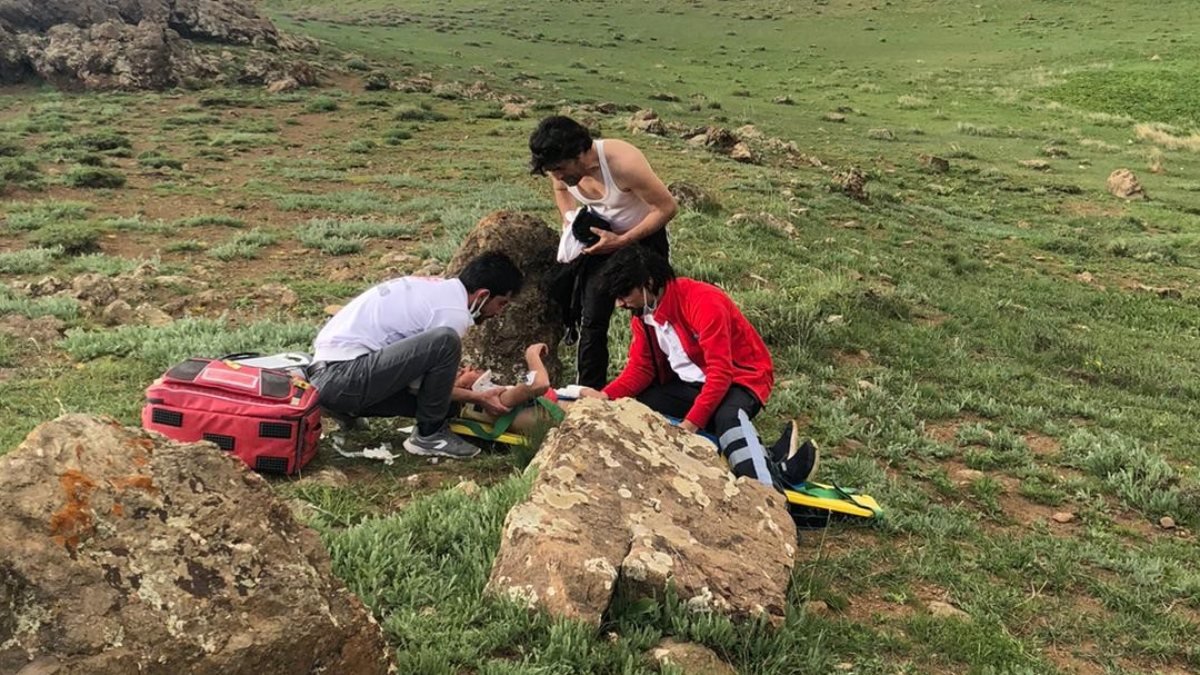 Van Erek Dağında yaralanan çocuk için ambulans helikopter devreye sokuldu
