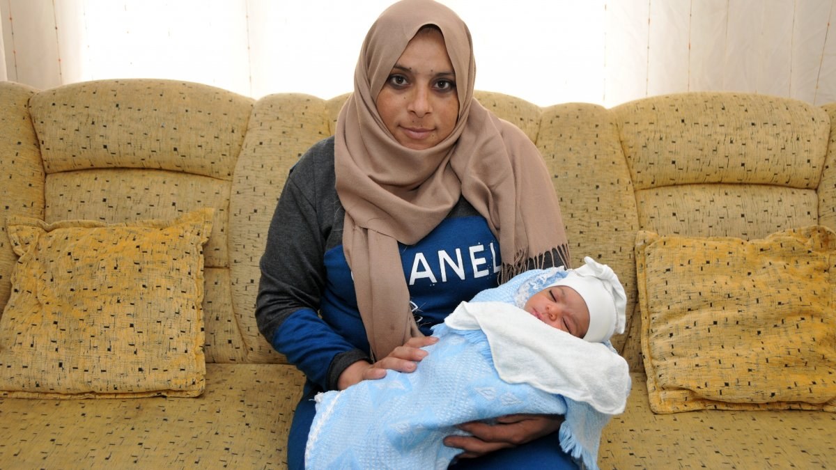 Antalya'da Suriyeli kadın takside doğum yaptı
