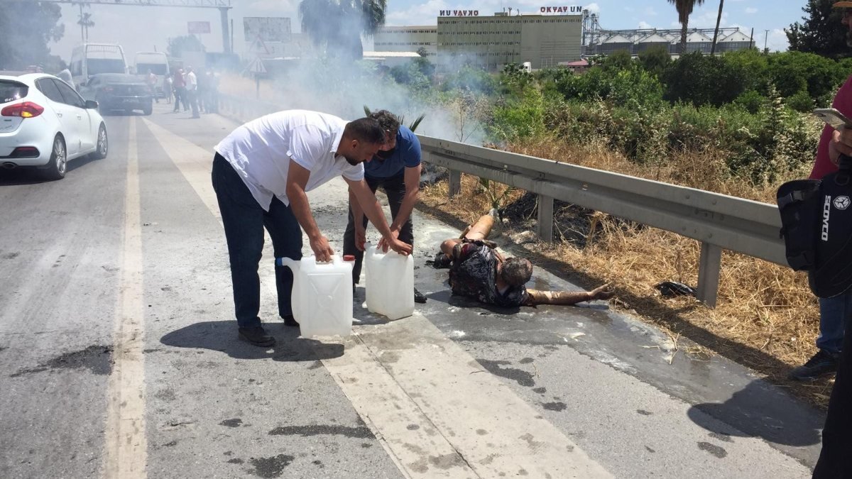 Mersin'de alevler arasında kalan araçtan yanarak çıktı