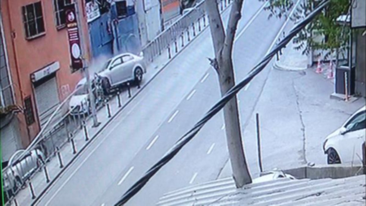 Şişli'de bariyerleri parçalayan araç kamerada