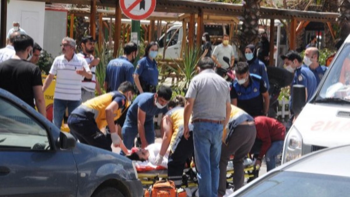 İzmir'de annesini bıçakla yaralayan genç, engel olmaya çalışan 2 kişiyi öldürdü