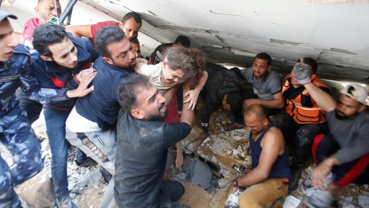 İsrail'in bombasıyla evi yıkılan küçük kız 7 saat sonra enkazdan çıkarıldı