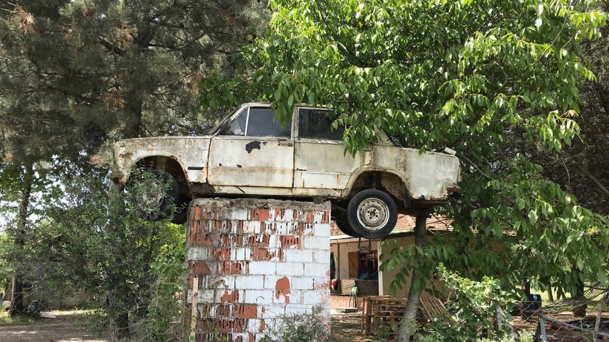 Çanakkale'de ilk arabasını 30 yıldır bahçede sergiliyor