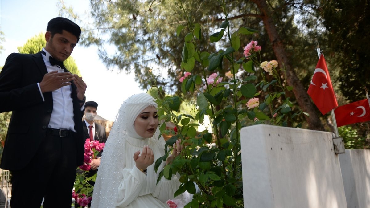 Kahramanmaraş'ta önce şehit babasının mezarını ziyaret etti ardından nikah salonuna gitti