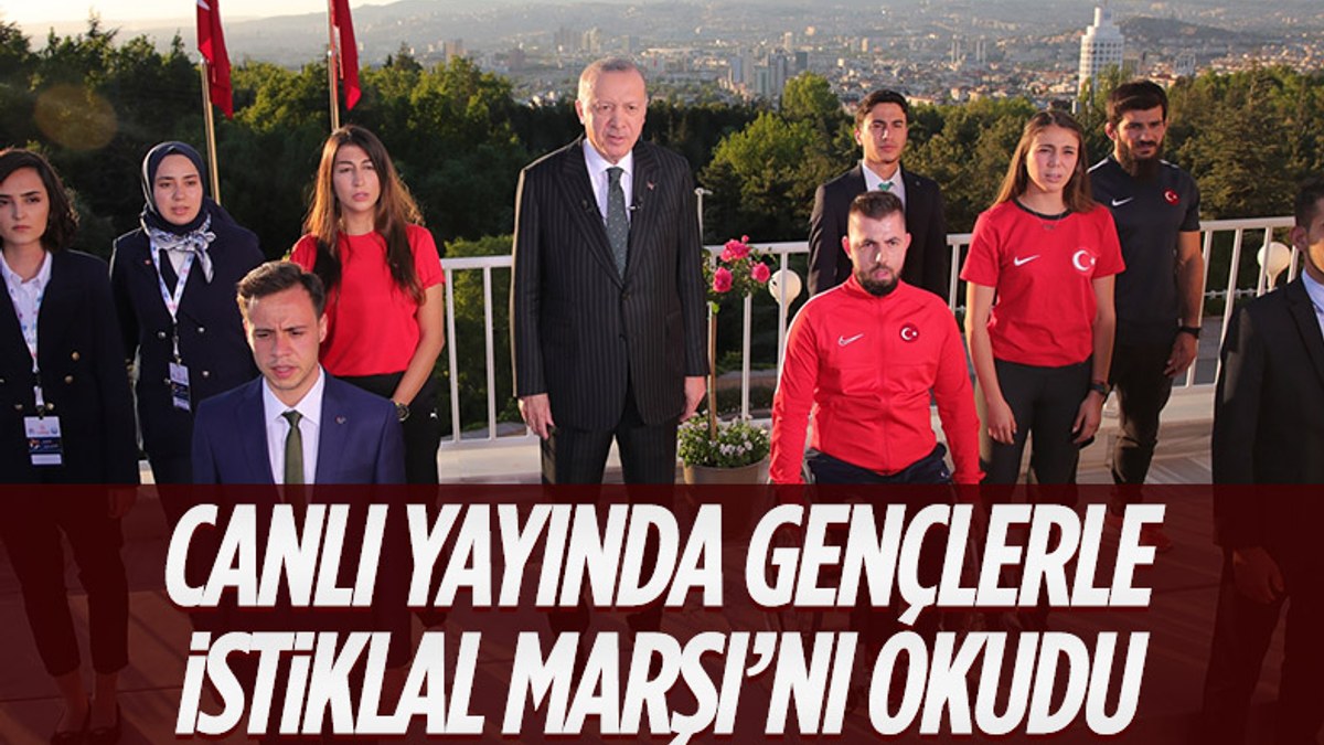 Cumhurbaşkanı Erdoğan, gençlerle birlikte İstiklal Marşı'nı okudu
