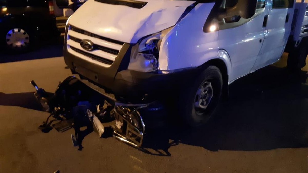 İzmir'de kamyonetin çarptığı iki çocuk yola savruldu