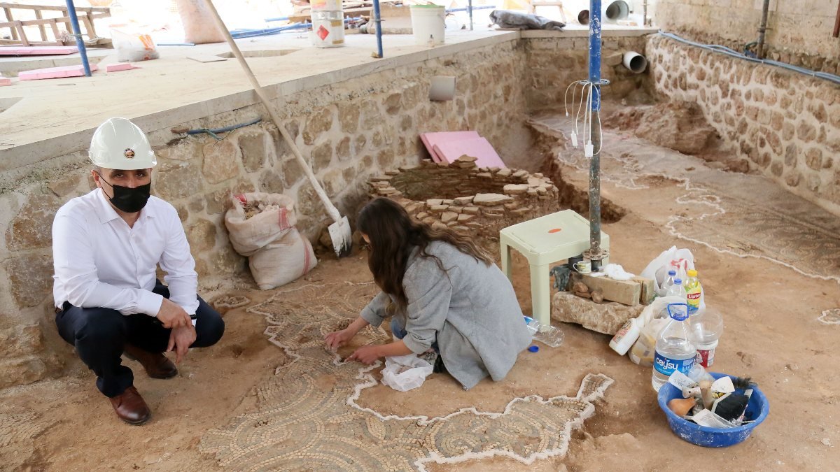 Antalya'daki cami avlusunda Roma dönemine ait mozaik bulundu