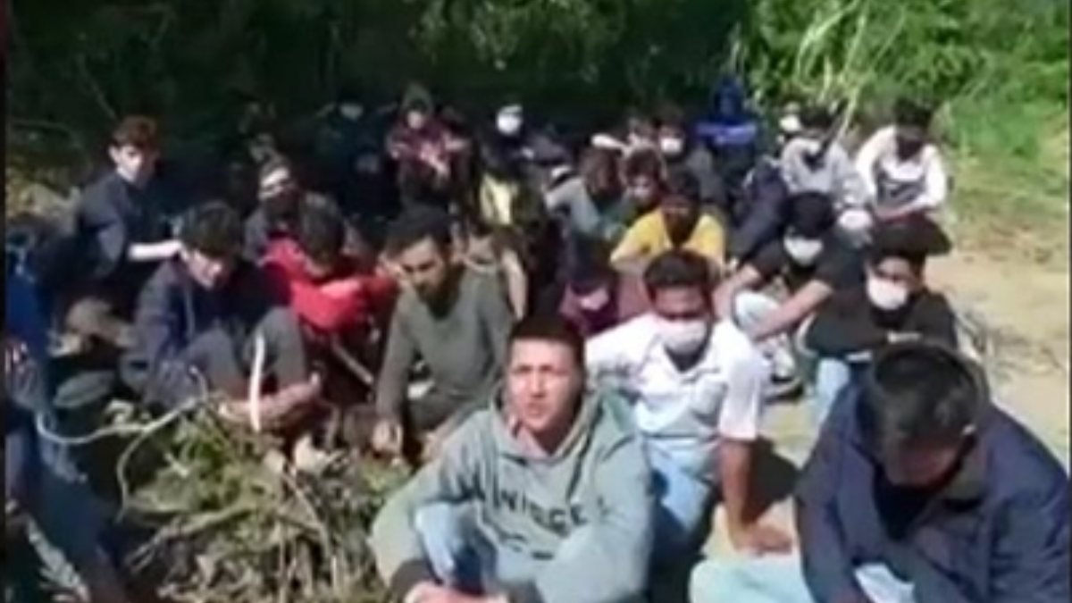 Yunanistan'ın dövüp aç bıraktığı 35 göçmene Mehmetçik sahip çıktı