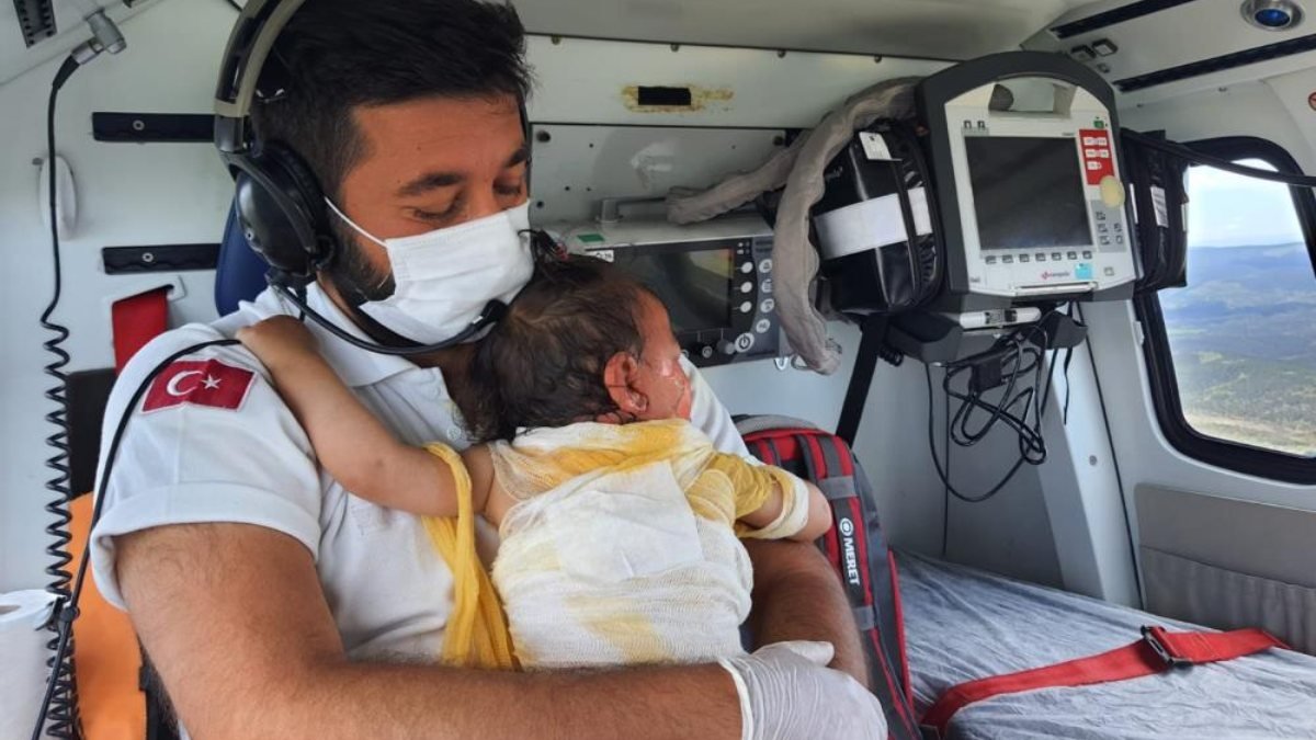 Afyonkarahisar’da yanan bebeği kucağında taşıyan sağlıkçı
